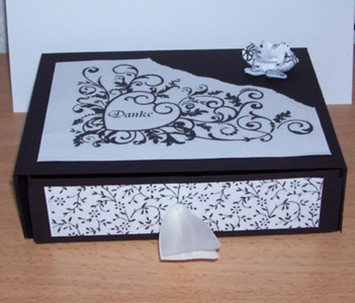Schubladenbox mit passender Karte 